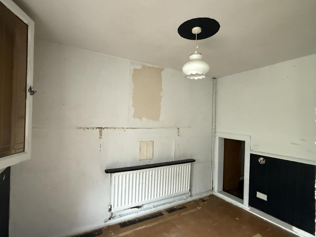 Lot: 175 - HOUSE IN NEED OF IMPROVEMENT - Dining Room in house in need of refurbishment
